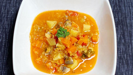 Zeleninová polévka s červenou čočkou a rajčaty
