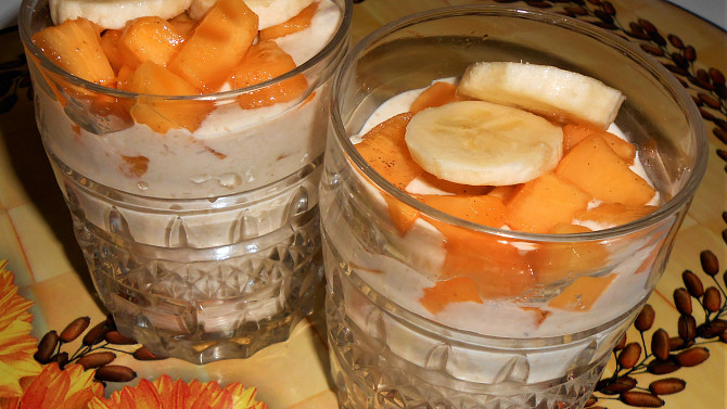 Domácí ovesný jogurt s ovocem  (Dělená strava podle LK - Kytičky + ovoce), Ovocný pohár s domácím ovesným jogurtem SPLK
