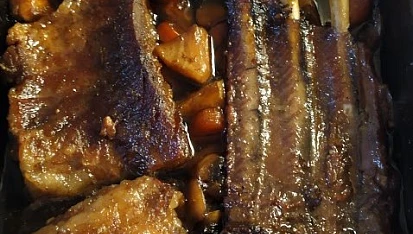 Kančí žebra s řeznickým salátem, Pečeno cca 3 hodiny pořád guma 
