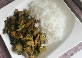 Kuřecí maso na kari s rýží a zeleninou (S mraženou brokolicí )