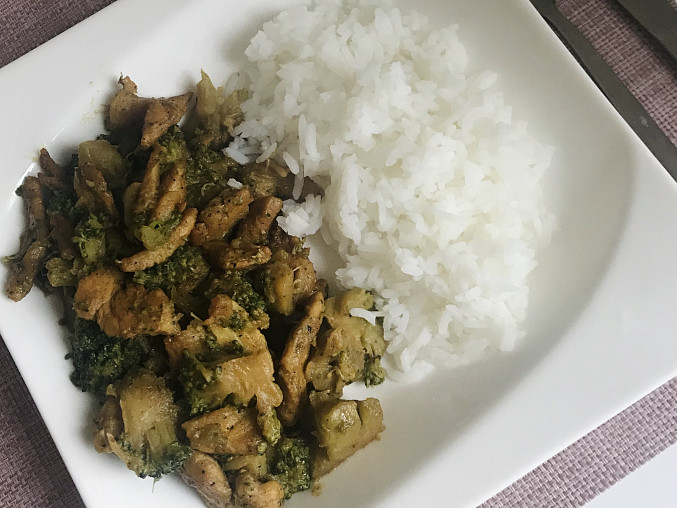 Kuřecí maso na kari s rýží, zeleninou, S mraženou brokolicí 