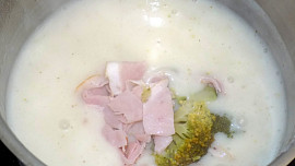 Bramborové knedlíčky s brokolicovou omáčkou