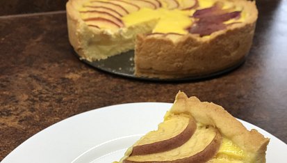 Broskvová buchta s polevou ze zakysané smetany