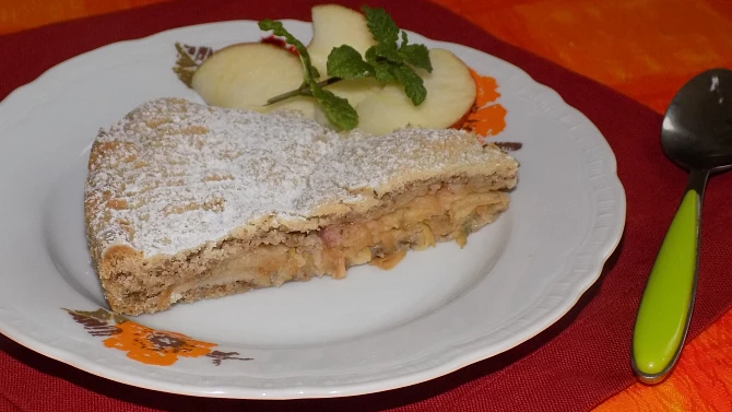 Jablkový koláč z ořechového těsta