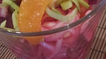 Lehký salát z červené řepy, pórku a mandarinek