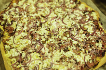 Pizza se šunkou, sýrem a červenou cibulkou