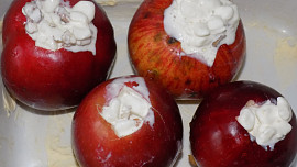 Jablka pečená s cottagem a ořechy