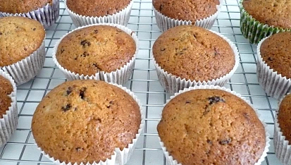 Nejlepší nadýchané muffiny, V základním těstě jemně nastrouhané malé jablko a 50 g nasekané čokolády.