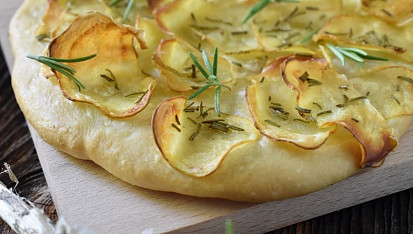 Pizza s brambory a rozmarýnem