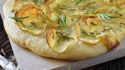 Pizza s brambory a rozmarýnem