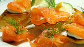 Crostini gravlax - lososové minichlebíčky