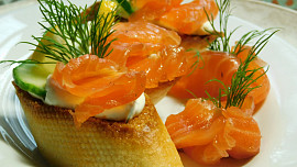 Crostini gravlax - lososové minichlebíčky