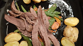 Flank steak s fazolkami a mladým hráškem