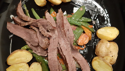 Flank steak s fazolkami a mladým hráškem