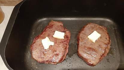 Flank steak s fazolkami a mladým hráškem