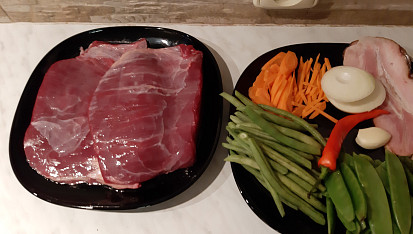 Flank steak s fazolkami a mladým hráškem