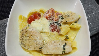 Tagliatelle s kuřecím masem a rajčaty