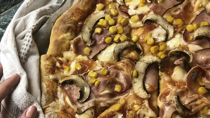 Pizza se sýrovými okraji