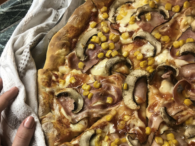 Pizza se sýrovými okraji