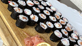 Sushi (Maki) s lososem a surimi