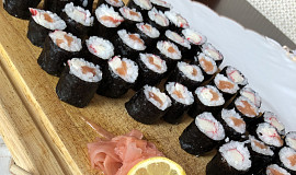 Sushi (Maki) s lososem a surimi