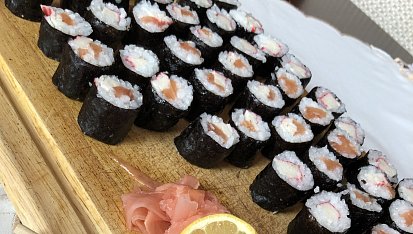 Sushi (Maki) s lososem a surimi