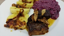 Vepřová pečeně s červeným zelím a bramborovým knedlíkem