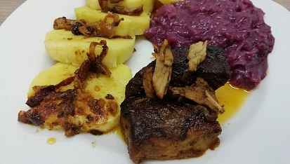 Vepřová pečeně s červeným zelím a bramborovým knedlíkem
