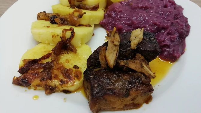 Vepřová pečeně s červeným zelím a bramborovým knedlíkem
