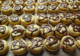 Bezlepkové máslové sušenky (Nakrájená kolečka z válečku, slepená marmeládou, politá čokoládou.)