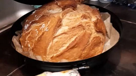 Křupavý domácí chléb v UFO disku na pečení