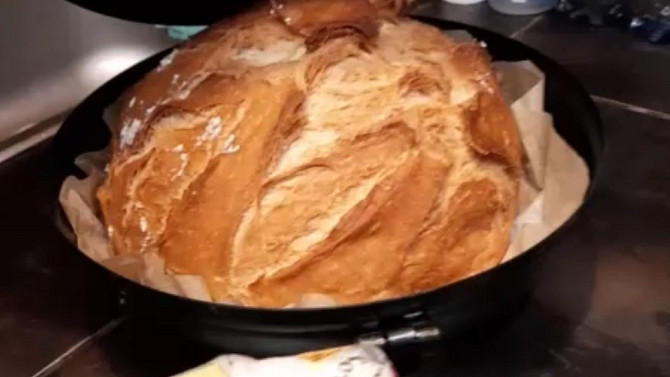 Křupavý domácí chléb v UFO disku na pečení, Chrumkavý domáci chlieb v UFO – disku na pečenie