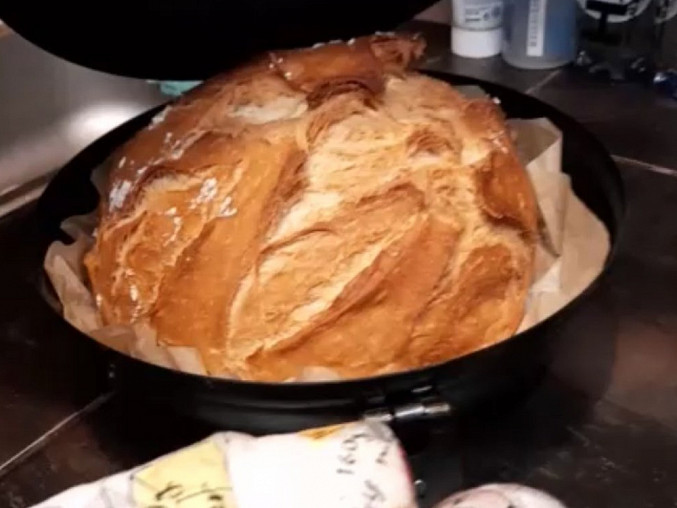 Křupavý domácí chléb v UFO disku na pečení, Chrumkavý domáci chlieb v UFO – disku na pečenie