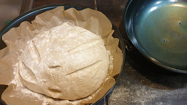 Křupavý domácí chléb v UFO disku na pečení
