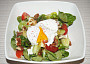 Zeleninový salát se zastřeným vejcem