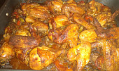 Kuřecí křídla a paličky s kuřecími játry a zeleninou (Připraveno k servírování.)