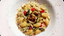 Noky s kuřecím masem, cuketou a sýrovou omáčkou s parmezánem