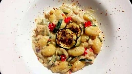 Noky s kuřecím masem, cuketou a sýrovou omáčkou s parmezánem