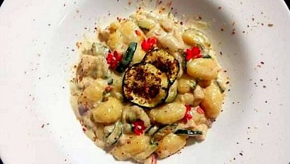 Noky s kuřecím masem, cuketou a sýrovou omáčkou s parmezánem