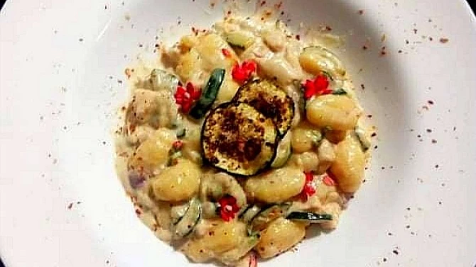 Noky s kuřecím masem, cuketou a sýrovou omáčkou s parmezánem