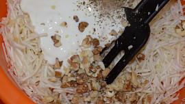 Celerový salát s ořechy a polníčkem