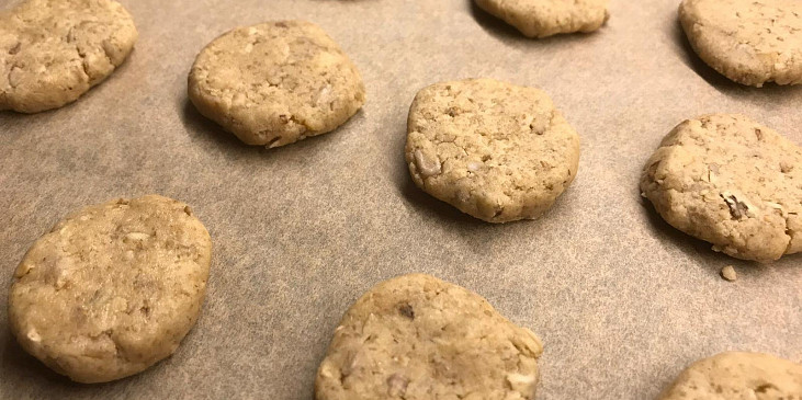Křehké oříškové sušenky (Vytvarované sušenky na plechu)