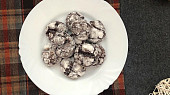 Čokoládové crinkles s bílým kabátkem