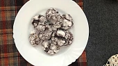 Čokoládové crinkles s bílým kabátkem
