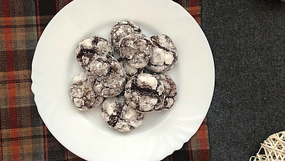 Čokoládové crinkles s bílým kabátkem