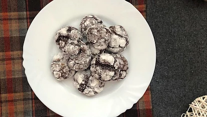 Čokoládové crinkles s bílým kabátkem