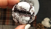 Čokoládové crinkles s bílým kabátkem