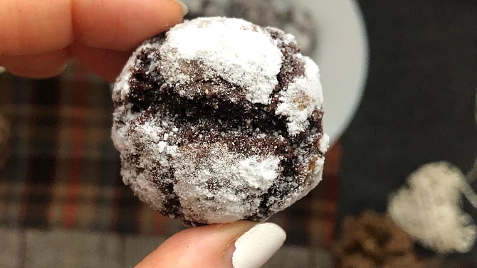 Čokoládové crinkles s bílým kabátkem