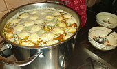 Tirpácka polévka s knedlíčky (Tirpácka polievka s knedličkami je hotová, ak knedličky vyplávajú na povrch.)