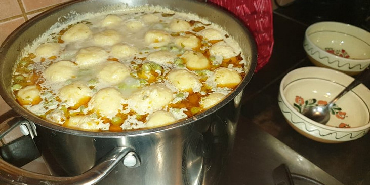 Tirpácka polievka s knedličkami je hotová, ak knedličky vyplávajú na povrch.